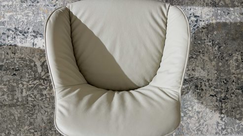 Polsterstuhl Interliving aus Leder in Beige Interliving Esszimmer Serie 5115 - Armlehnstuhl Ravi milchkaffeefarbenes Leder Tendens Latte & anthrazitfarbenes Metall