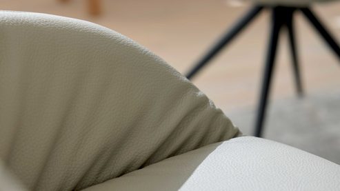 Polsterstuhl Interliving aus Leder in Beige Interliving Esszimmer Serie 5115 - Armlehnstuhl Ravi milchkaffeefarbenes Leder Tendens Latte & anthrazitfarbenes Metall