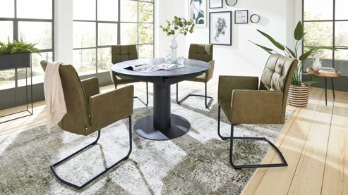 Tischgruppe Interliving aus Keramik in Dunkelgrau Interliving Esszimmer Serie 5104 – Essgruppe mit Ausziehtisch farngrüne Mikrofaser Fern, dunkelgraue Tischplatte Industrial & schwarzes Metall