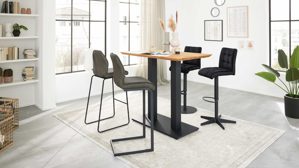 Tischgruppe Interliving aus Holz in Holzfarben Interliving Esszimmer Serie 5104 – Bartischgruppe Mikrofaserbezüge, helle Wildeiche & schwarzes Metall