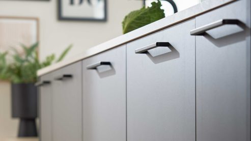 Einbauküche Interliving aus Holz in Schwarz Interliving Küche Serie 3088 mit AEG-Einbaugeräten Graphit – zweizeilig