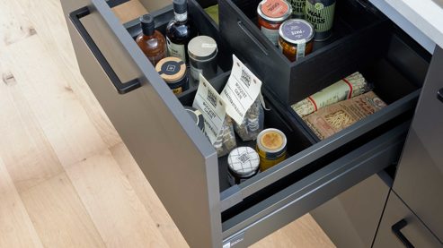 Einbauküche Interliving aus Holz in Schwarz Interliving Küche Serie 3088 mit AEG-Einbaugeräten Graphit – zweizeilig