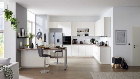 Einbauküche Interliving aus Holz in Weiß Interliving Küche Serie 3090 mit Side by Side Kühlschrank Magnolia – zweizeilig