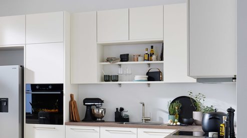 Einbauküche Interliving aus Holz in Weiß Interliving Küche Serie 3090 mit Side by Side Kühlschrank Magnolia – zweizeilig