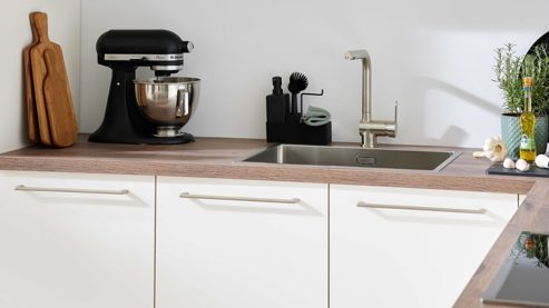 Einbauküche Interliving aus Holz in Weiß Interliving Küche Serie 3090 mit Side by Side Kühlschrank Magnolia – zweizeilig