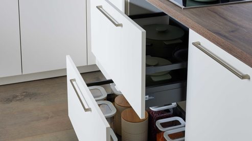 Einbauküche Interliving aus Holz in Weiß Interliving Küche Serie 3090 mit Side by Side Kühlschrank Magnolia – zweizeilig