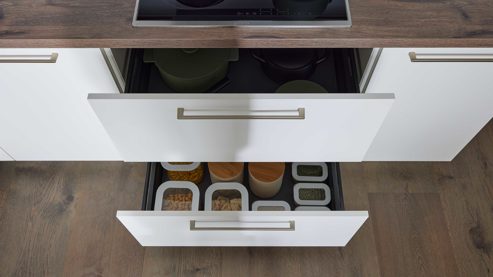 Einbauküche Interliving aus Holz in Weiß Interliving Küche Serie 3090 mit Side by Side Kühlschrank Magnolia – zweizeilig