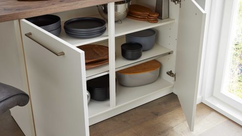 Einbauküche Interliving aus Holz in Weiß Interliving Küche Serie 3090 mit Side by Side Kühlschrank Magnolia – zweizeilig