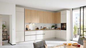 Einbauküche Interliving aus Holz in Holzfarben Interliving Küche Serie 3092 mit SIEMENS Einbaugeräten Sahara & Goldeiche - Stellfläche ca. 430 x 187 cm