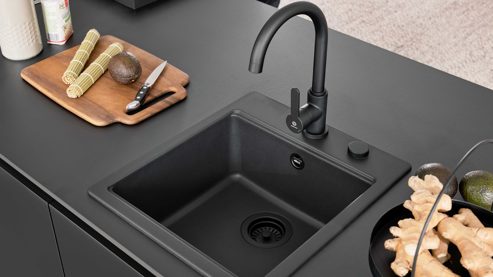 Einbauküche Interliving aus Holz in Schwarz Interliving Küche Serie 3091 mit SIEMENS Einbaugeräten Schwarz - zweizeilig