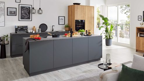 Einbauküche Interliving aus Holz in Dunkelgrau Interliving Küche Serie 3093 mit separater Homeoffice-Lösung Graphit & Eiche Venture - dreizeilig
