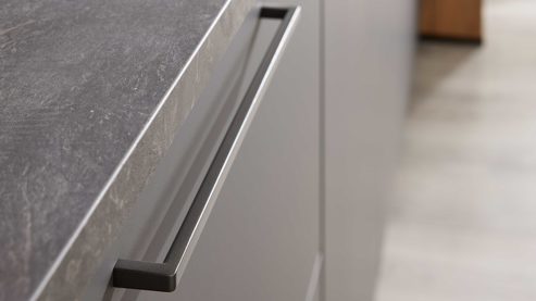 Einbauküche Interliving aus Holz in Dunkelgrau Interliving Küche Serie 3093 mit separater Homeoffice-Lösung Graphit & Eiche Venture - dreizeilig