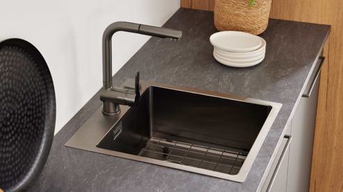 Einbauküche Interliving aus Holz in Dunkelgrau Interliving Küche Serie 3093 mit separater Homeoffice-Lösung Graphit & Eiche Venture - dreizeilig