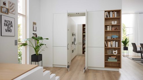 Einbauküche Interliving aus Holz in Weiß Interliving Küche Serie 3094 mit Garderobenschränken Mattweiß & Chalet Eiche