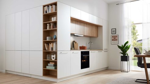 Einbauküche Interliving aus Holz in Weiß Interliving Küche Serie 3094 mit Garderobenschränken Mattweiß & Chalet Eiche