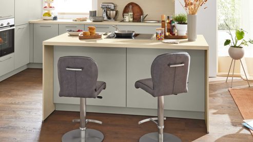 Einbauküche Interliving aus Holz in Hellgrau Interliving Küche Serie 3111 mit Constructa-Einbaugeräten Platingrau & Sandesche - dreizeilig