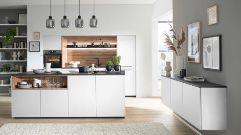 Einbauküche Interliving aus Holz in Weiß Interliving Küche Serie 3105 mit AEG Einbaugeräten Weiß Softmatt & Vulkaneiche – dreizeilig