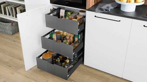 Einbauküche Interliving aus Holz in Weiß Interliving Küche Serie 3105 mit AEG Einbaugeräten Weiß Softmatt & Vulkaneiche – dreizeilig