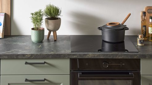 Einbauküche culineo® aus Holz in Grün Culineo® Einbauküche C684 mit Einbaugeräten Schilf, Eiche Sierra & Schwarz - zweizeilig