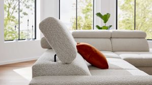 Ecksofa Interliving aus Stoff in Hellgrau Interliving Sofa Serie 4420 - Ecksofa mit Metallfüßen graubeiger Bezug LRS 19 – Stellfläche ca. 285 x 207 cm