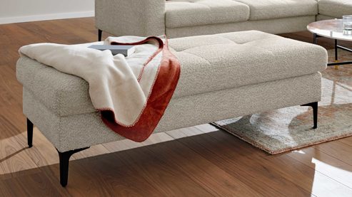 Polsterhocker Interliving aus Stoff in Hellgrau Interliving Sofa Serie 4420 - XXL-Hocker mit Metallfüßen graubeiger Bezug LRS 19 – ca. 152 x 65 cm