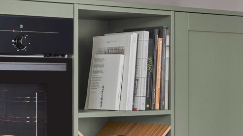 Einbauküche Nobilia® aus Holz in Grün nobilia® Einbauküche Frame mit JUNKER Geräten und  Ansetztisch olivgrüne Holzstruktur & Endgrain Oak - zweiteilig