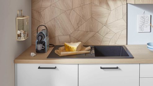 Einbauküche Nobilia® aus Holz in Weiß nobilia® Einbauküche Laser mit Geräten und Stauraumschränken Mattweiß & Eiche Como - zweiteilig