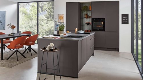 Einbauküche Nobilia® aus Holz in Dunkelbraun nobilia® Einbauküche Look mit Geräten und Kücheninsel Coffee strukturiert, Eiche olive & Schiefergrau - zweiteilig