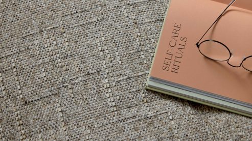 Ecksofa Interliving aus Stoff in Grau Interliving Sofa Serie 4420 - Ecksofa mit Holzfüßen grausilberner Bezug LRS 19 – Stellfläche ca. 178 x 256 cm