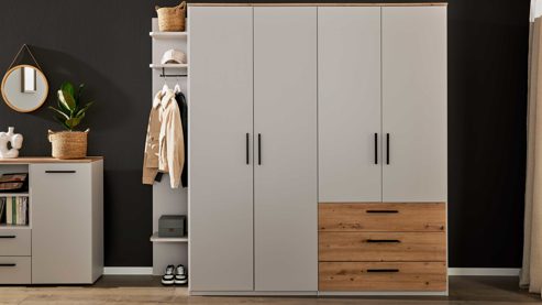 Kleiderschrank Interliving aus Holz in Hellgrau Interliving Jugendzimmer Serie 1702 - Kleiderschrank Sandgrau & Artisan Eiche - vier Türen, drei Schubladen, Breite ca. 187 cm