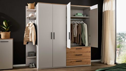 Kleiderschrank Interliving aus Holz in Hellgrau Interliving Jugendzimmer Serie 1702 - Kleiderschrank Sandgrau & Artisan Eiche - vier Türen, drei Schubladen, Breite ca. 187 cm