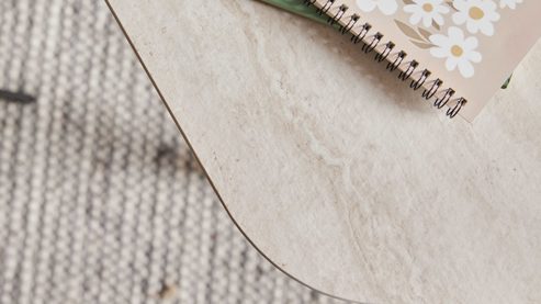 Couchtisch Interliving aus Keramik in Beige Interliving Couchtisch Serie 6231 - Couchtisch travertinfarbene Keramik & schwarzer Stahl - 92 x 65 cm