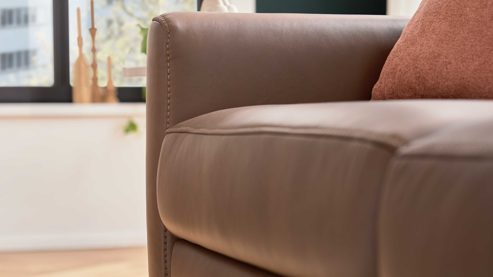 2,5-Sitzer Interliving aus Leder in Braun Interliving Sofa Serie 4066 – 2,5-Sitzer walnussfarbenes Leder Cloudy noce & schwarze Metallfüße – Länge ca. 180 cm