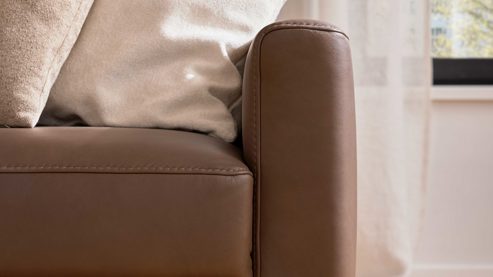 2,5-Sitzer Interliving aus Leder in Braun Interliving Sofa Serie 4066 – 2,5-Sitzer walnussfarbenes Leder Cloudy noce & schwarze Metallfüße – Länge ca. 180 cm