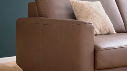 Dreisitzer Interliving aus Leder in Braun Interliving Sofa Serie 4066 – Dreisitzer walnussfarbenes Leder Cloudy noce & schwarze Metallfüße – Länge ca. 208 cm
