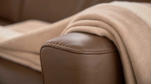 Dreisitzer Interliving aus Leder in Braun Interliving Sofa Serie 4066 – Dreisitzer walnussfarbenes Leder Cloudy noce & schwarze Metallfüße – Länge ca. 208 cm