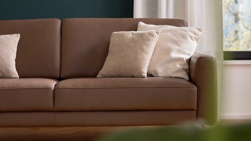 2,5-Sitzer Interliving aus Leder in Braun Interliving Sofa Serie 4066 – 2,5-Sitzer walnussfarbenes Leder Cloudy noce & schwarze Metallfüße – Länge ca. 180 cm