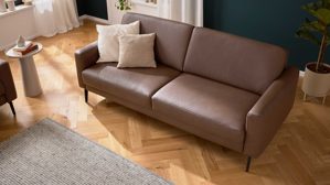 2,5-Sitzer Interliving aus Leder in Braun Interliving Sofa Serie 4066 – 2,5-Sitzer walnussfarbenes Leder Cloudy noce & schwarze Metallfüße – Länge ca. 180 cm