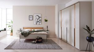 Komplettzimmer Interliving aus Holz in Hellgrau Interliving Schlafzimmer Serie 1035 – Komplettzimmer Champagner & Riffholz - vierteilig