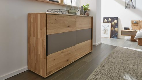 Türenkommode Interliving aus Holz in Grau Interliving Schlafzimmer Serie 1015 – Schiebetürenkommode sienafarbenes Mattglas & Wildeiche – zwei Türen, Länge ca. 164 cm