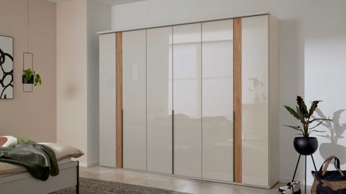 Kleiderschrank Interliving aus Holz in Hellgrau Interliving Schlafzimmer Serie 1035 – Kleiderschrank Champagner & Riffholz - sechs Türen, Breite ca. 300 cm