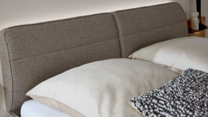 Bettgestell Interliving aus Holz in Grau Interliving Schlafzimmer Serie 1035 – Bettgestell mit Polsterkopfteil grauer Webstoff & Champagner - Liegefläche ca. 180 x 200 cm