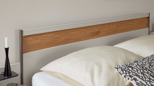 Bettgestell Interliving aus Holz in Hellgrau Interliving Schlafzimmer Serie 1035 – Bettgestell mit Holzeinlage Riffholz & Champagner - Liegefläche ca. 180 x 200 cm