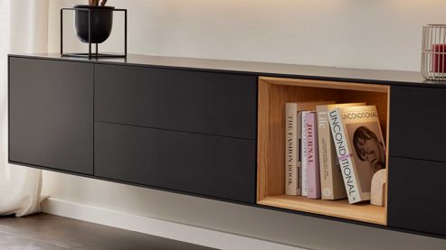 Lowboard Interliving aus Holz in Schwarz Interliving Wohnzimmer Serie 2034 - Lowboard schwarzer Lack & Eiche - vier Schubladen, eine Tür, Länge ca. 240 cm