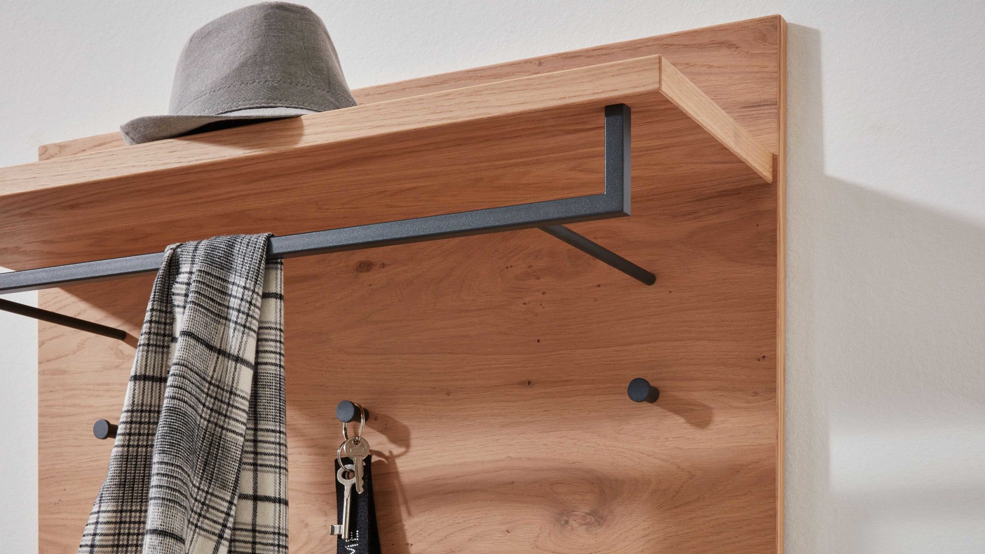 Wandgarderobe Interliving aus Holz in Holzfarben Interliving Garderoben Serie 6005 – Wandgarderobe 822 Balkeneiche – ca. 42 x 183 cm