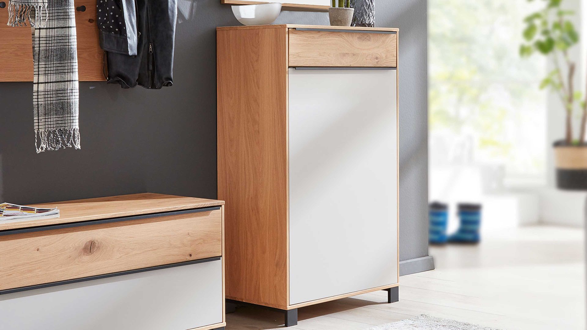 Kombikommode Interliving aus Holz in Holzfarben Interliving Garderoben Serie 6005 – Kommode Eiche & lichtgrauer Lack – eine Schublade, eine Tür, links