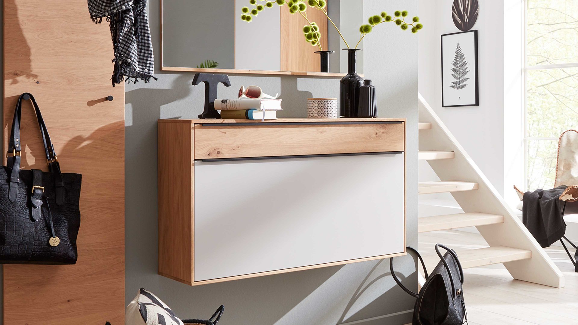 Schuhschrank Interliving aus Holz in Holzfarben Interliving Garderoben Serie 6005 – Hänge-Schuhschrank Eiche & lichtgrauer Lack – eine Schublade, eine Klappe