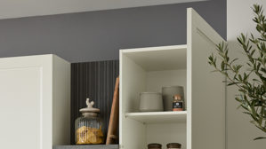 Einbauküche culineo® aus Holz in Weiß Culineo® Einbauküche C684 mit Einbaugeräten Mattweiß & schiefergraues Stripewood  - Länge ca. 460 cm