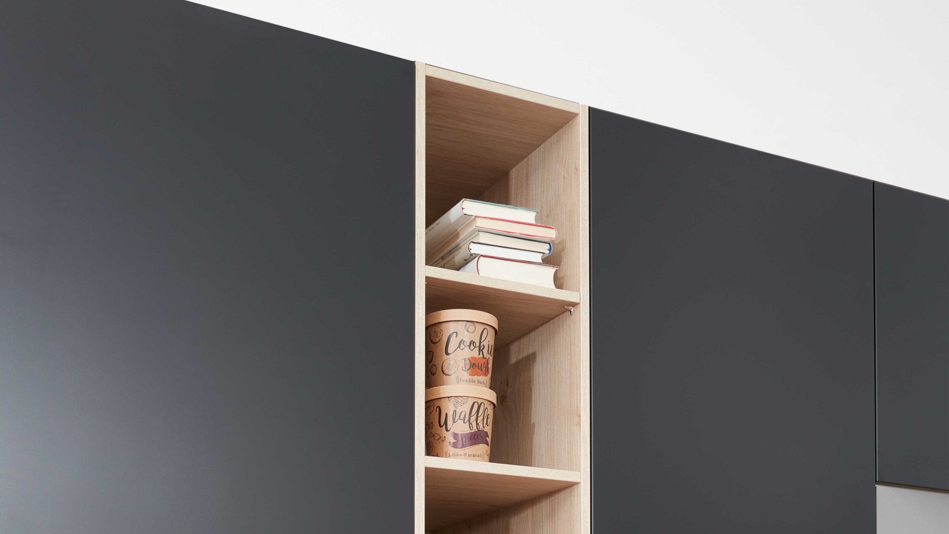 Einbauküche Interliving aus Holz in Schwarz Interliving Küche Serie 3024 mit AEG-Einbaugeräten Mattschwarz & Asteiche natur – zweizeilig