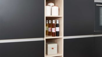 Einbauküche Interliving aus Holz in Schwarz Interliving Küche Serie 3024 mit AEG-Einbaugeräten Mattschwarz & Asteiche natur – zweizeilig